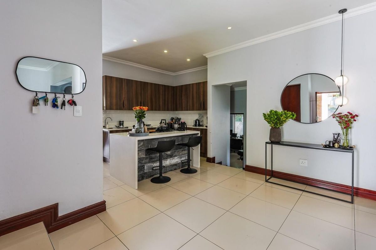 Charming Family Home: Newly Renovated 3-Bedroom - Photo 3