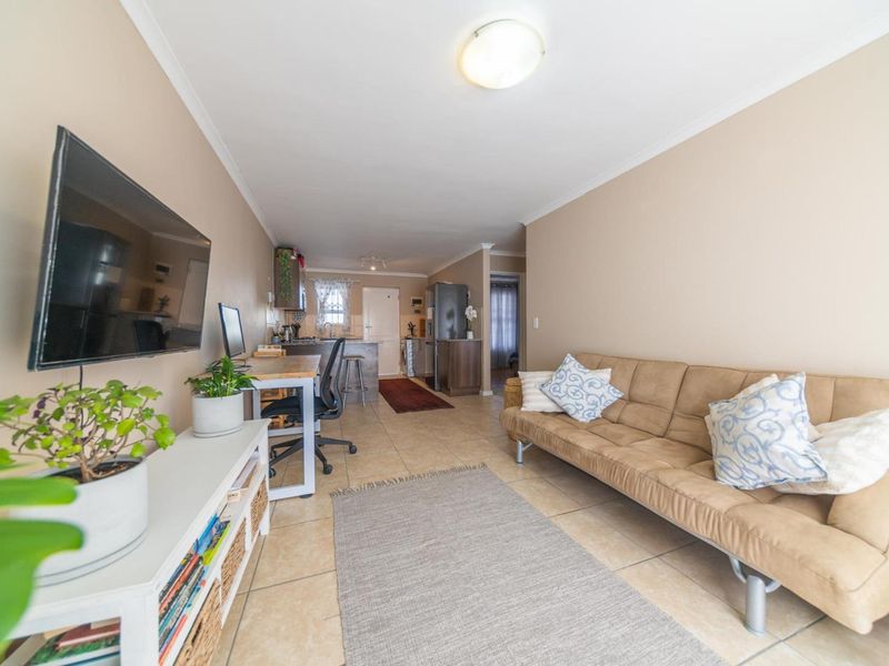 Furnished 2-Bedroom Ground Floor Apartment - Photo 3