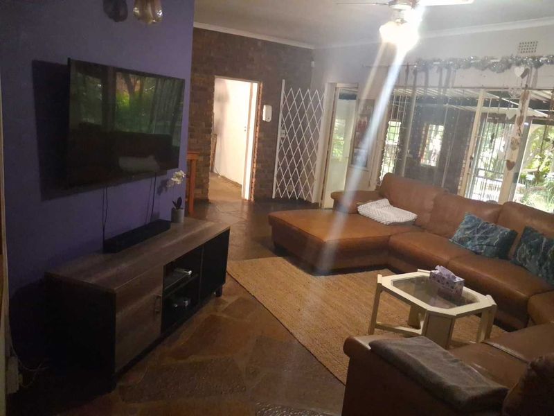 Spacious Family Home with Excellent Entertainment Areas on Silverton Ridge - Photo 3