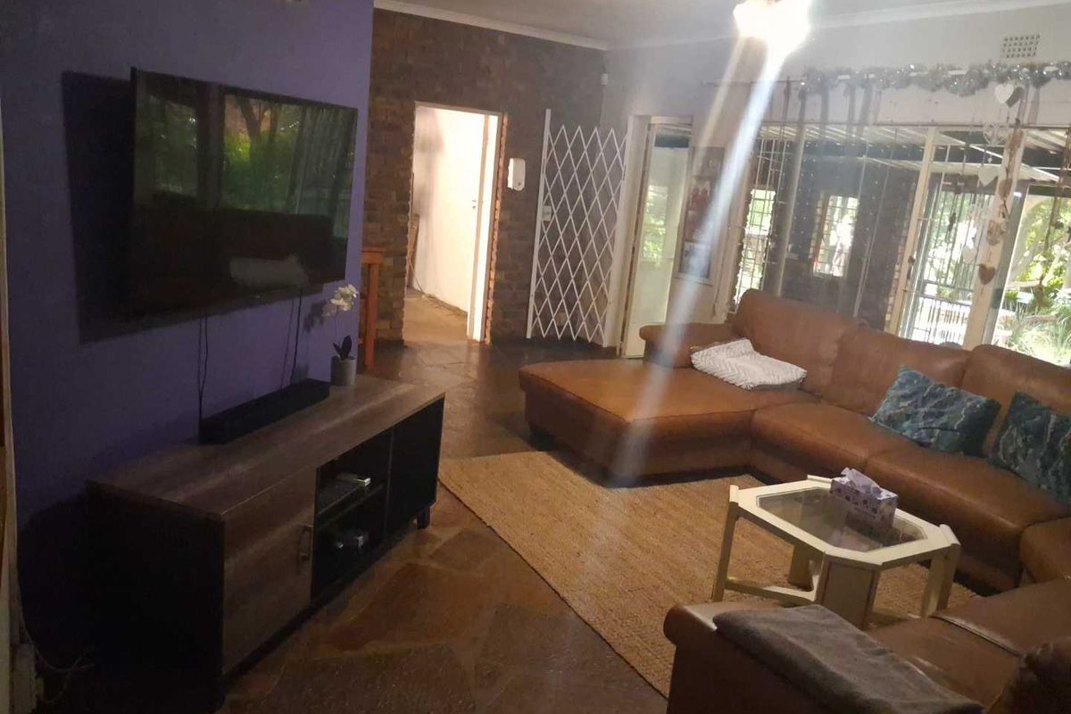 Spacious Family Home with Excellent Entertainment Areas on Silverton Ridge - Photo 3