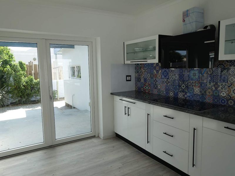 LUXURIOUS RENOVATED HOUSE PLUS COTTAGE ON LARGE ERF - Photo 6