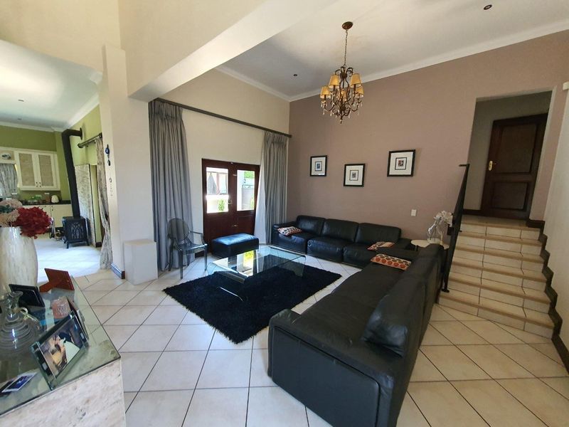 Elegant Family Living in the Prestigious Featherbrooke Estate - Photo 7