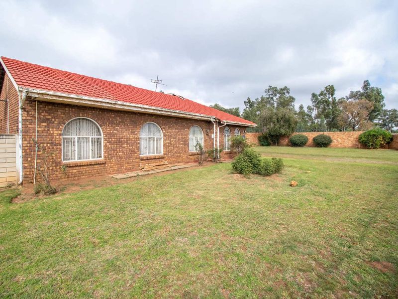 Fix-Me-Up 3 Bedroom house with pool For Sale - Photo 2