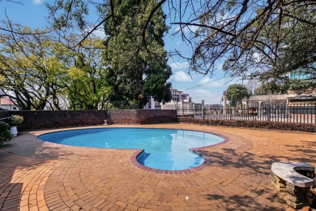 A LOVELY ONE BEDROOM APARTMENT - Photo 2