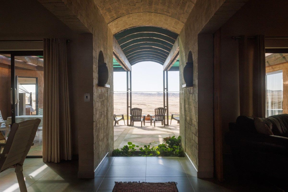 Luxurious Off-Grid Modern Farmhouse with Views & Sports Haven - Photo 3