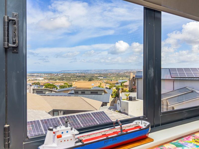 Coastal Elegance: Your Dream Home in Monte Christo - Photo 4