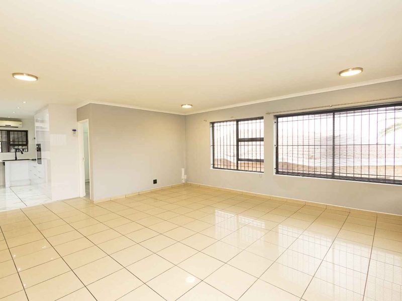 Space, Style, and Comfort - Photo 5