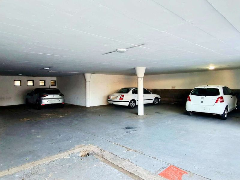 Redhill warehouse with 250 Amps power, offices and secure access. 1,616m2. Immediate occupation. Prime logistics corridor. - Photo 8