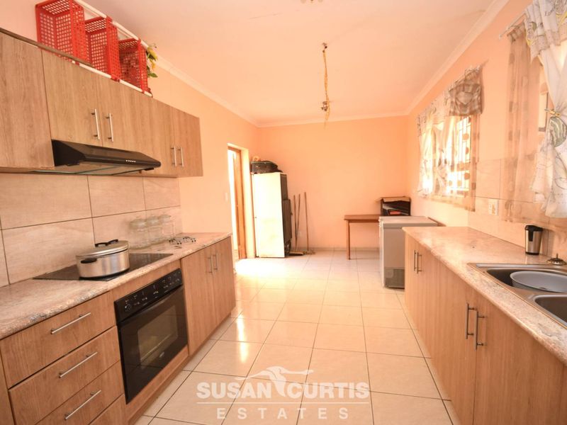 Live & Earn: 3-Bedroom House with Rental Flats! - Photo 6