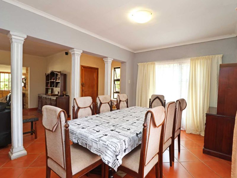 Beautiful Family Home,  Flatlet and Heated Pool - Photo 6