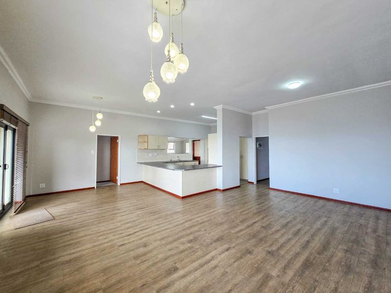 Coastal living with sea views and great location. - Photo 4