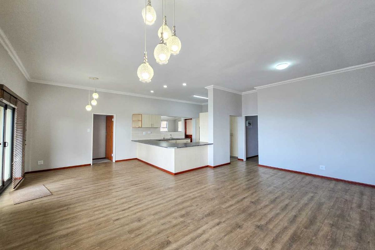 Coastal living with sea views and great location. - Photo 4