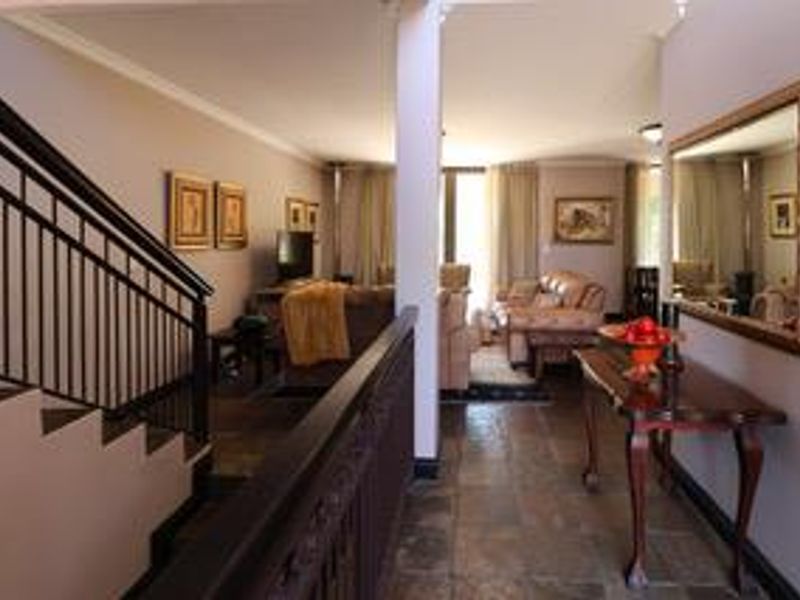 Start afresh in this much loved townhouse. - Photo 2