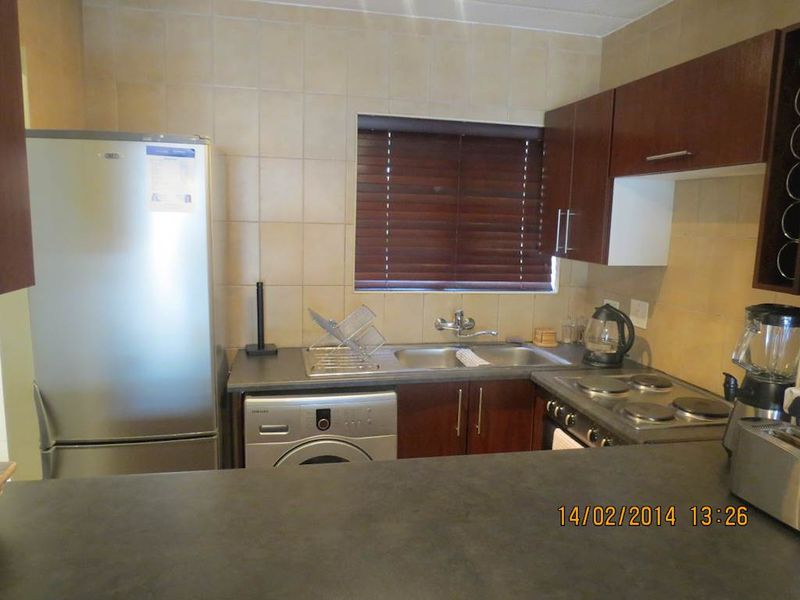 FURNISHED 1 BEDROOM GROUND FLOOR - Photo 2