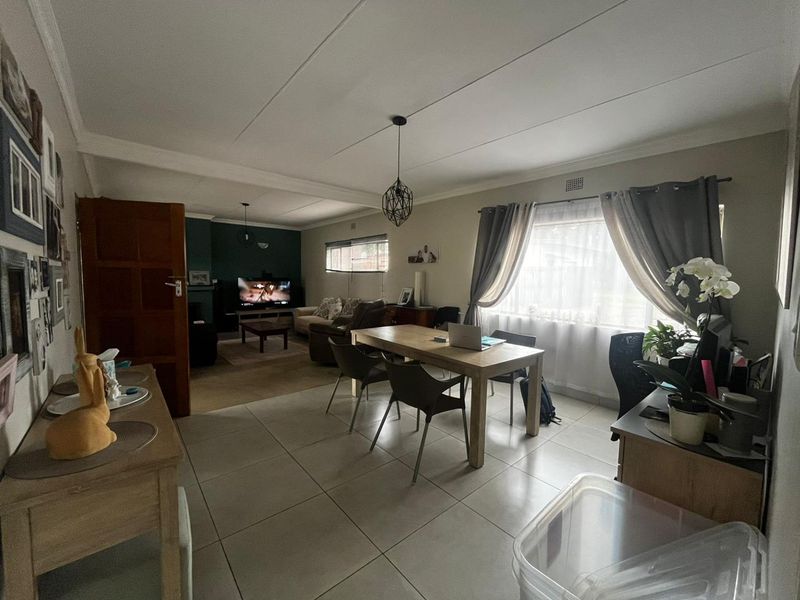 Investment property with a 3 bedroomed home, plus  2 freestanding, self contained flats. - Photo 10