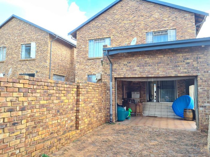 Property #1930360, Townhouse Pending Sale in Bronberrick