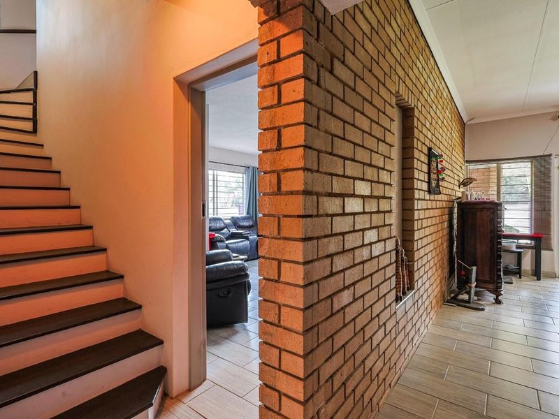 Energy-Efficient 3 Bedroom Home in Garsfontein.

This neat and well-maintained 3-bedroom home offers comfortable family living with the added benefit of excellent energy efficiency. Designed for practicality and easy entertaining, it’s the perfect mo - Photo 3