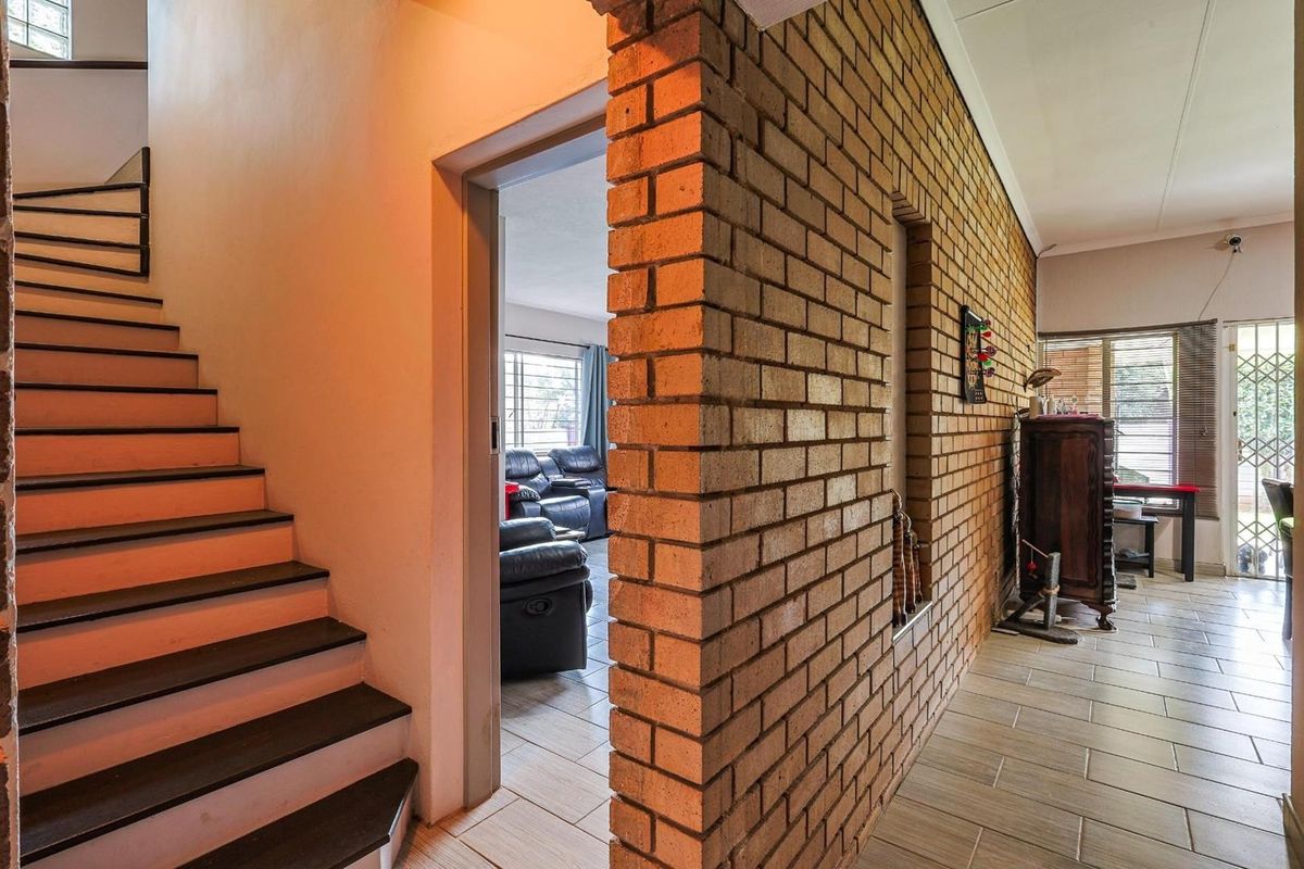 Energy-Efficient 3 Bedroom Home in Garsfontein.

This neat and well-maintained 3-bedroom home offers comfortable family living with the added benefit of excellent energy efficiency. Designed for practicality and easy entertaining, it’s the perfect mo - Photo 3