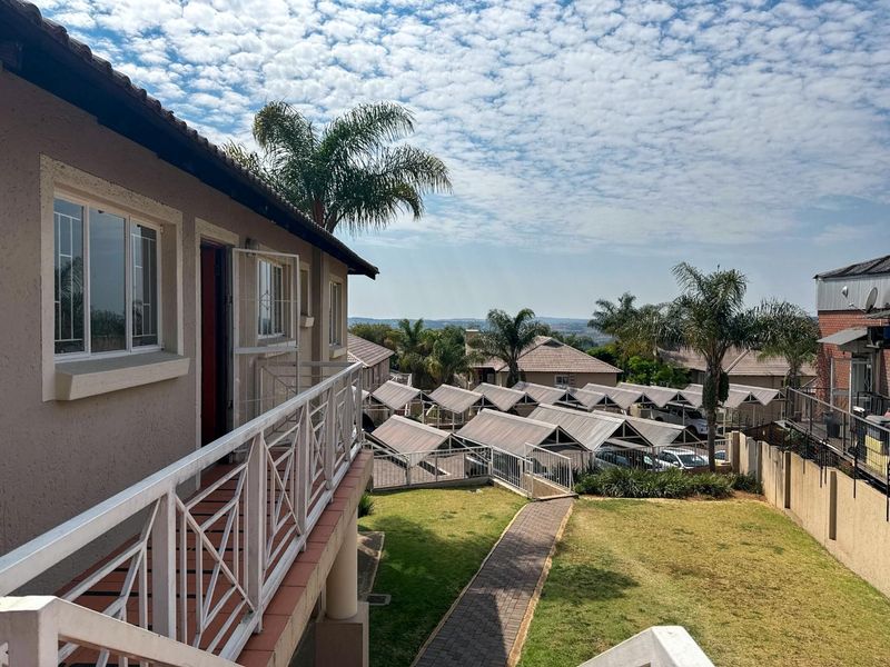 Where Every Sunset Feels Like a Getaway - 3 Bed 2 Bath Upstairs Apartment in Cute Complex - Photo 3