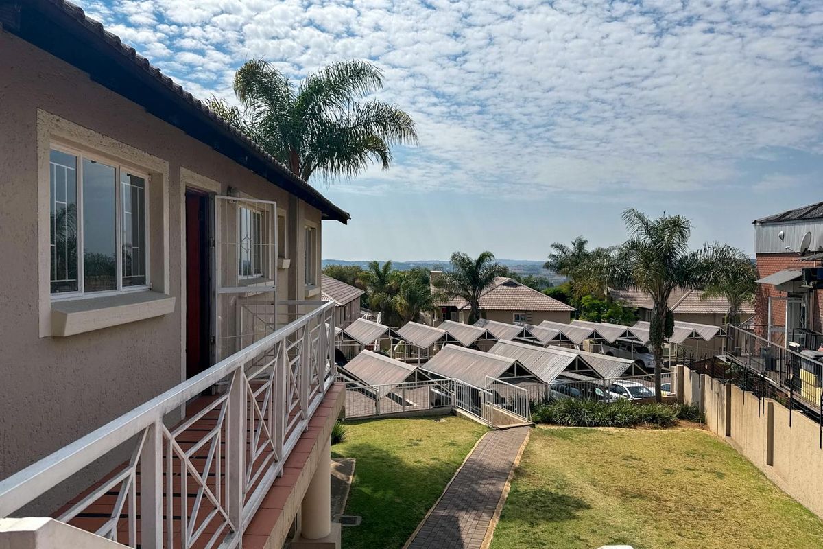 Where Every Sunset Feels Like a Getaway - 3 Bed 2 Bath Upstairs Apartment in Cute Complex - Photo 3