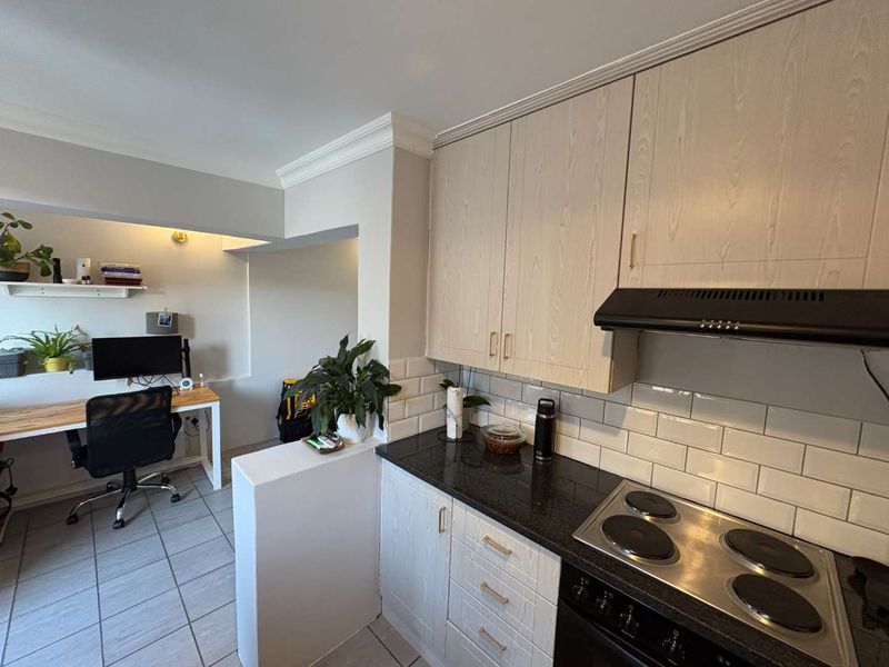 Furnished Bachelor Apartment - Photo 2