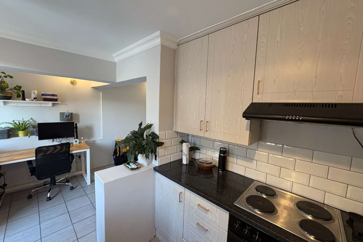 Furnished Bachelor Apartment - Photo 2