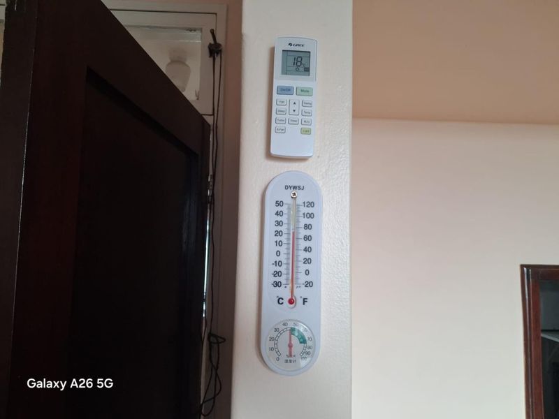 Compact Bachelor Flat with Parking in Secure Bluff Location - Photo 8