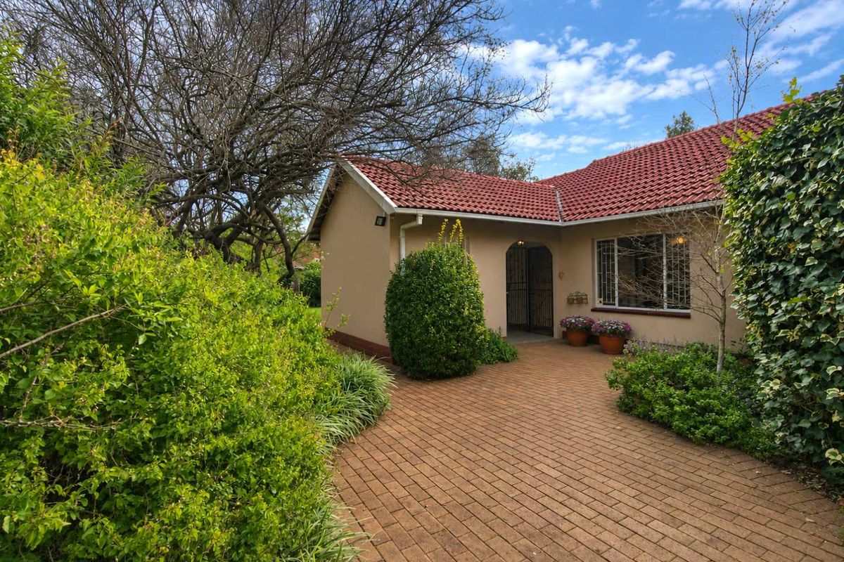 3 Bedroom home in boomed area to rent in Randpark Ridge - Photo 2