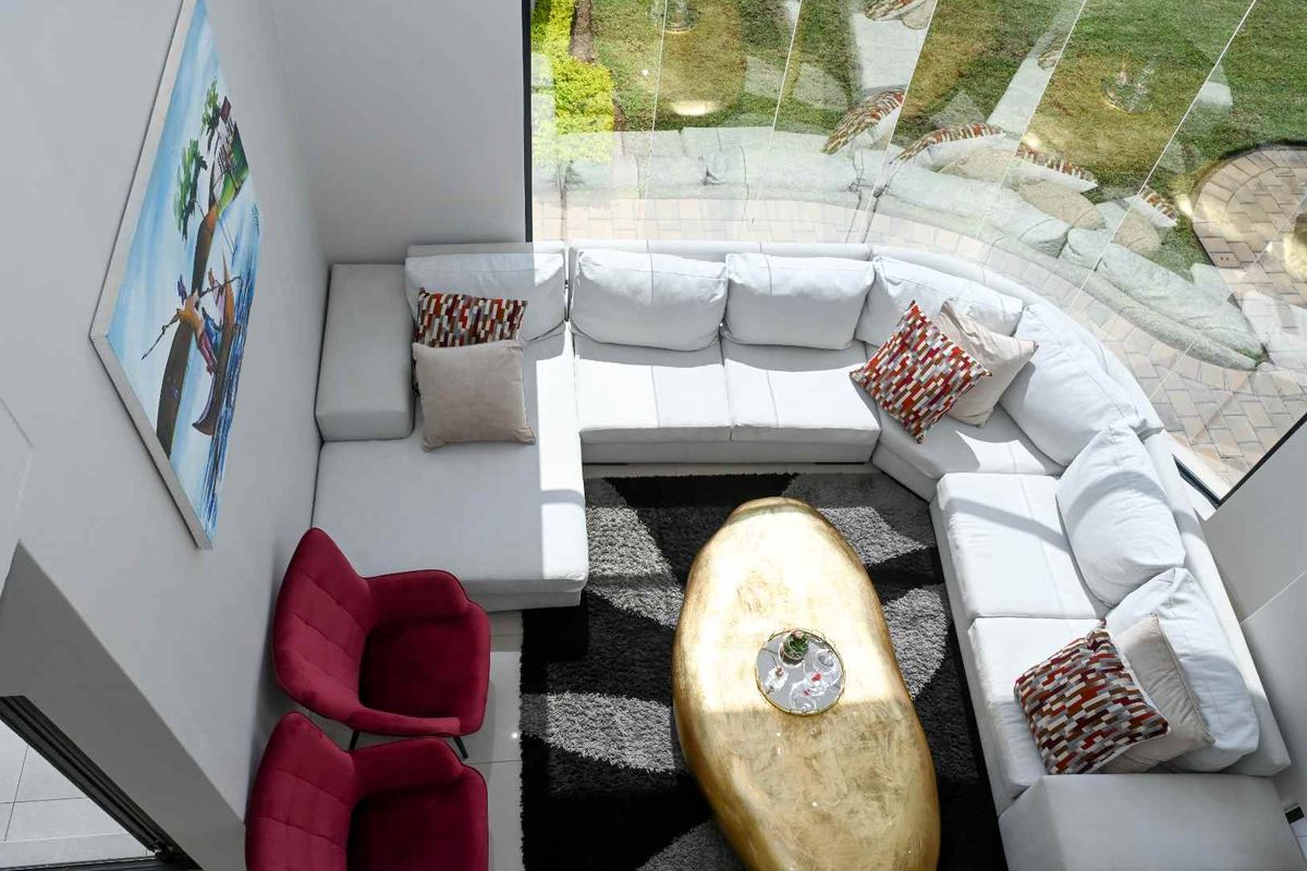 Magnificent Modern 4 Bedroom, 3,5 Bathroom House to Rent in the sought after Six Fountains Estate. Ideal for the Executive or an Embassy. - Photo 5