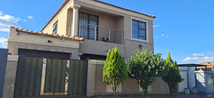 Property #2479602, House For Sale in Buhle Park
