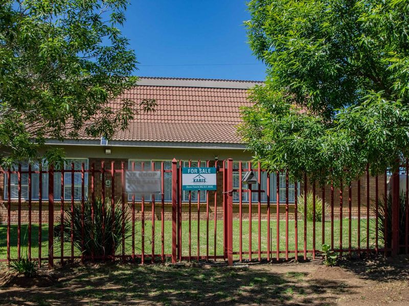 Beautifully Renovated 4-Bedroom Family Home – Modern Comfort & Style - Photo 1