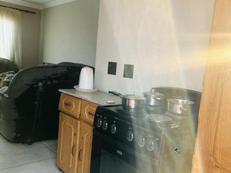 2 Bedroom House For Sale - Photo 4