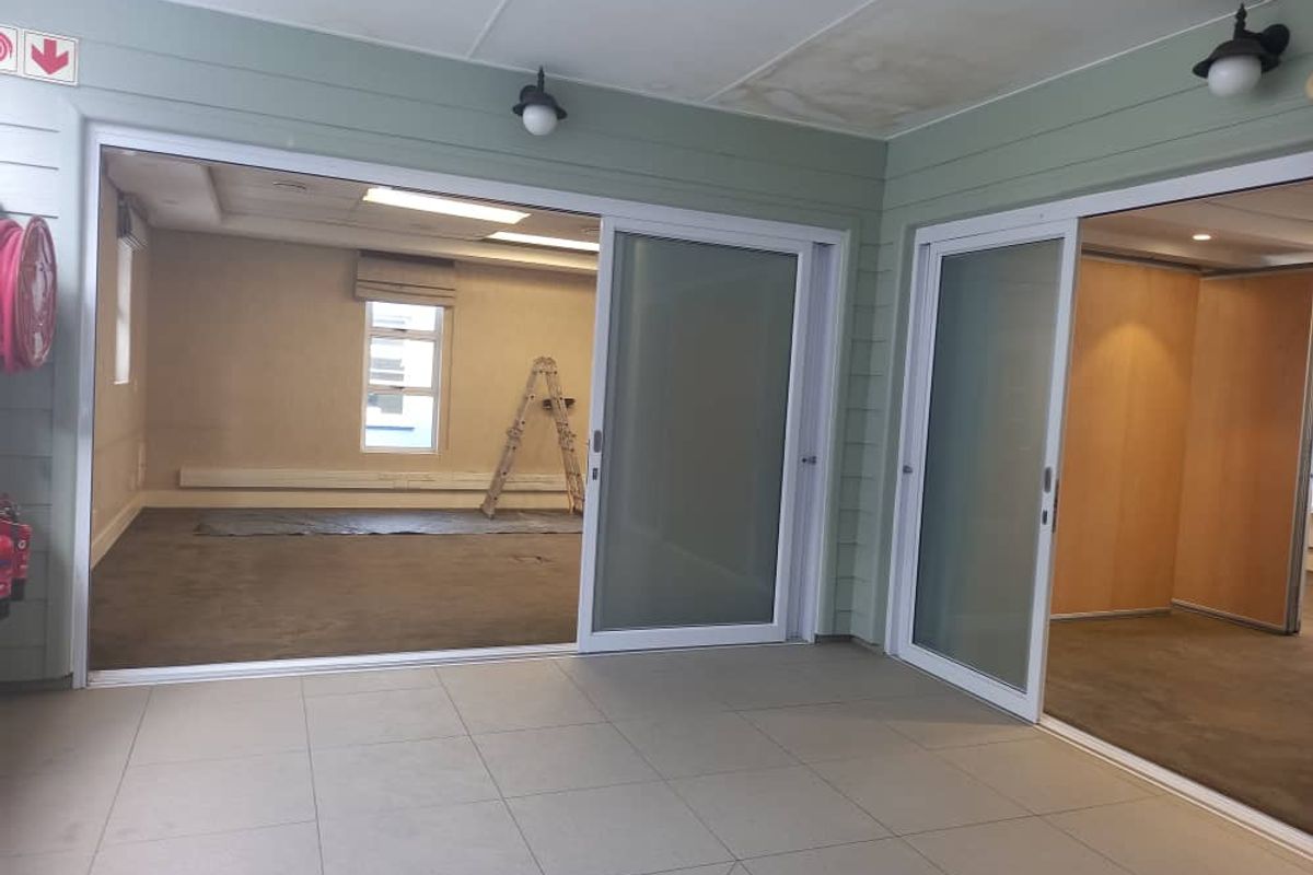 A GRADE OFFICES TO LET - Photo 3