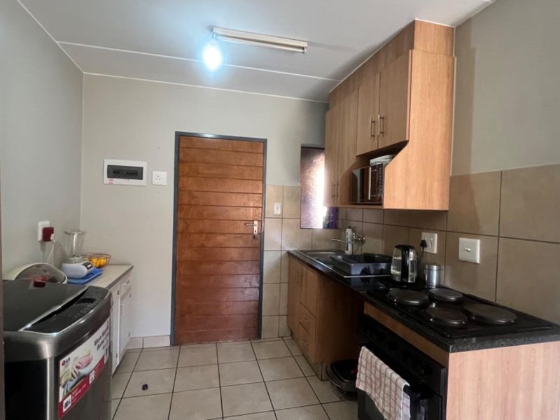 Ground Floor Gem: 2 Bedrooms, Private Garden & Kids’ Playground - Photo 3