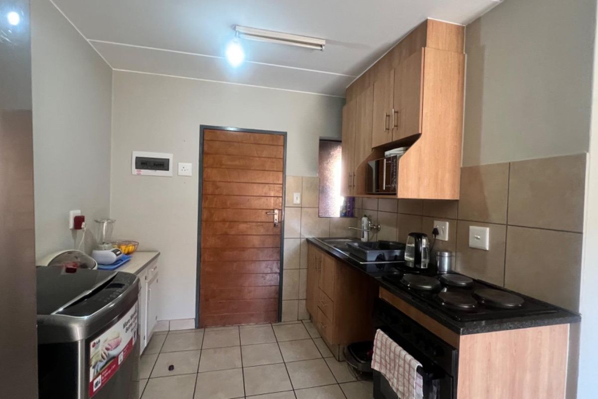 Ground Floor Gem: 2 Bedrooms, Private Garden & Kids’ Playground - Photo 3