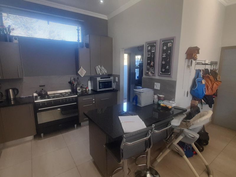 Entertain in Style: Open-Plan Living & Dedicated Braai Room - Photo 10