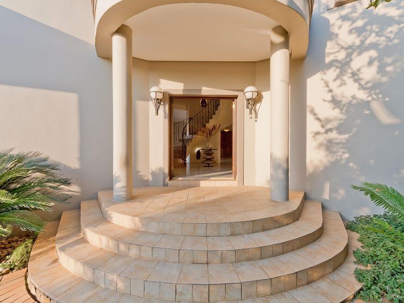 PERFECTLY PRIVATE ENTERTAINER HOME, OOZING WITH CHARACTER AND CHARM WITH A GORGEOUS BREATH-TAKING VIEW - Photo 3