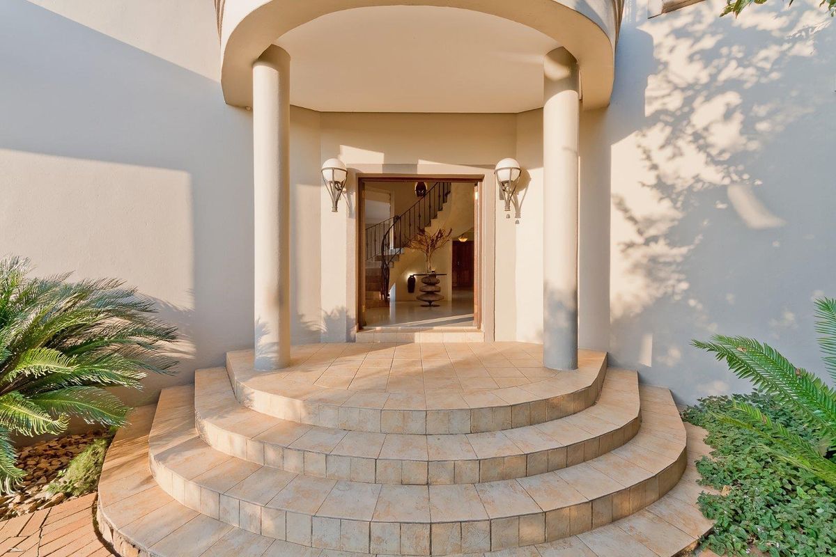 PERFECTLY PRIVATE ENTERTAINER HOME, OOZING WITH CHARACTER AND CHARM WITH A GORGEOUS BREATH-TAKING VIEW - Photo 3