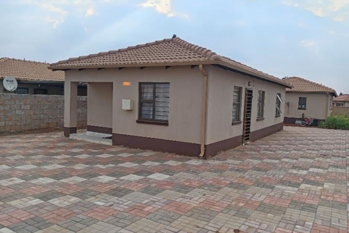 EXCLUSIVE | MODERN LUXURY WITH BIOMETRIC SECURITY – ACT FAST This is not just a home — it is a statement of secure, modern living in the heart of Dawn Park. - Photo 2