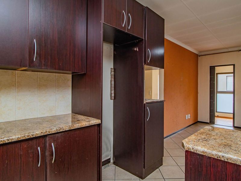 Your Ideal 2-Bed Apartment with Ensuite & Pool Amenities! - Photo 6