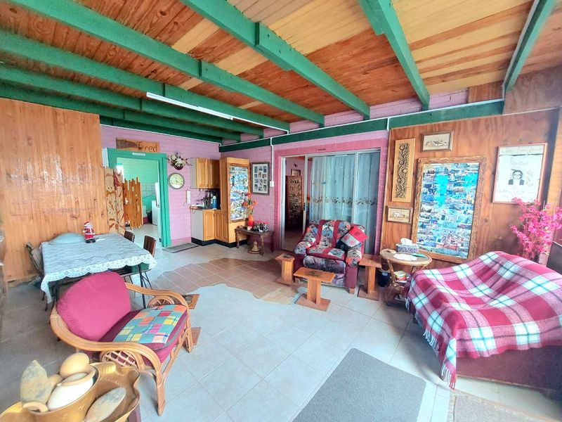 Unique Dream Home: Spacious, Versatile, & Full of Potential - Photo 7