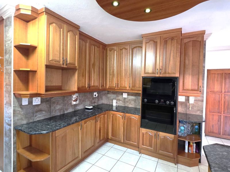 Entertainers Dream 4 Bedroom 5 Bathroom Home - Photo 6