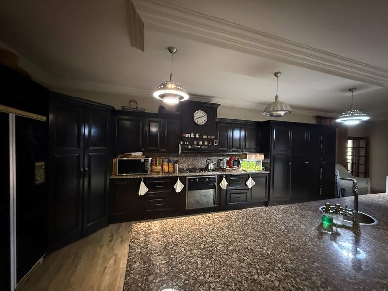 Massive 692m2 Property | 8 Bedrooms | Flatlet | Ideal Guesthouse or Multi-Family Investment - Photo 2