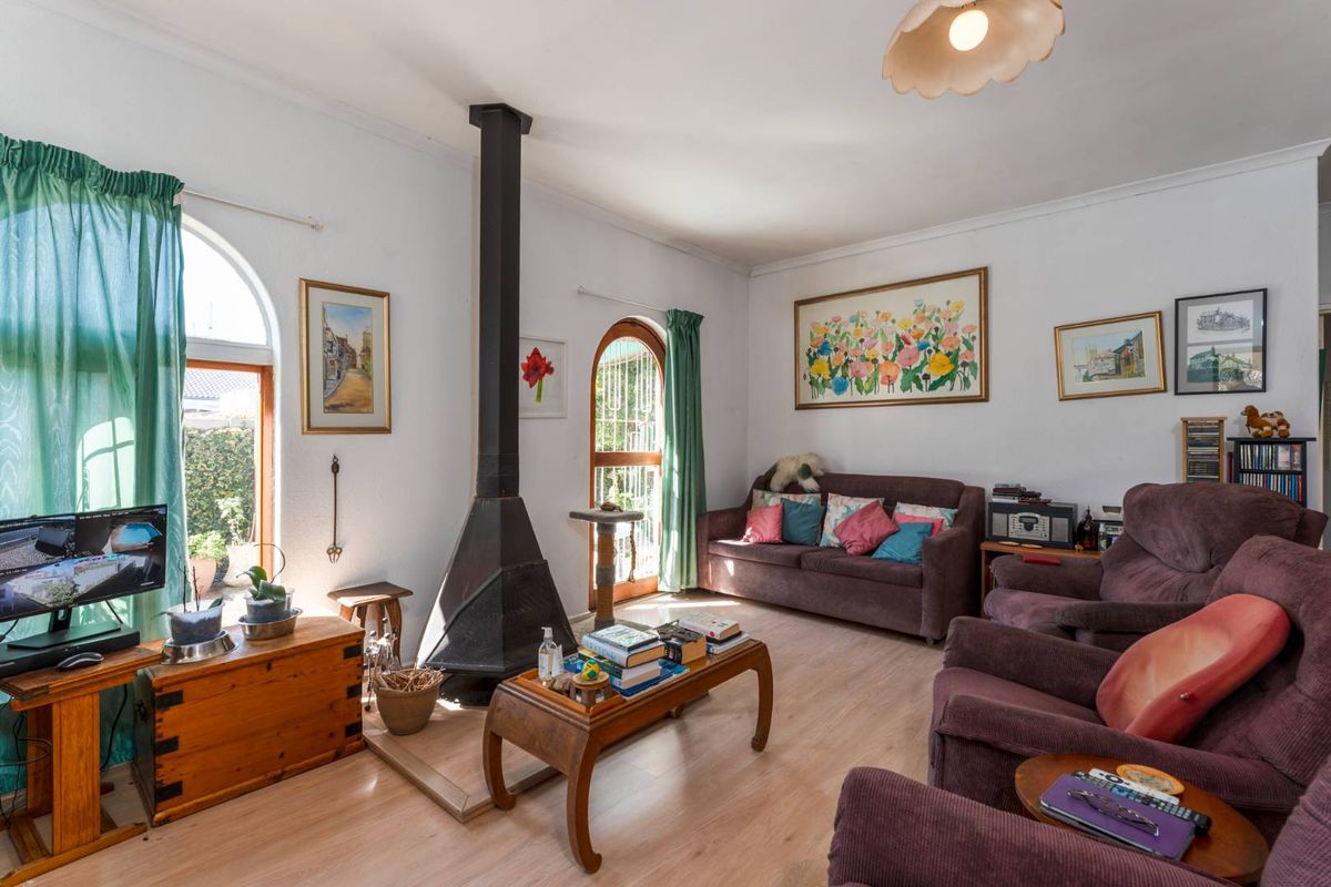Charming 3-Bedroom Family Home with Pool & Excellent Security – Prime Location - Photo 3