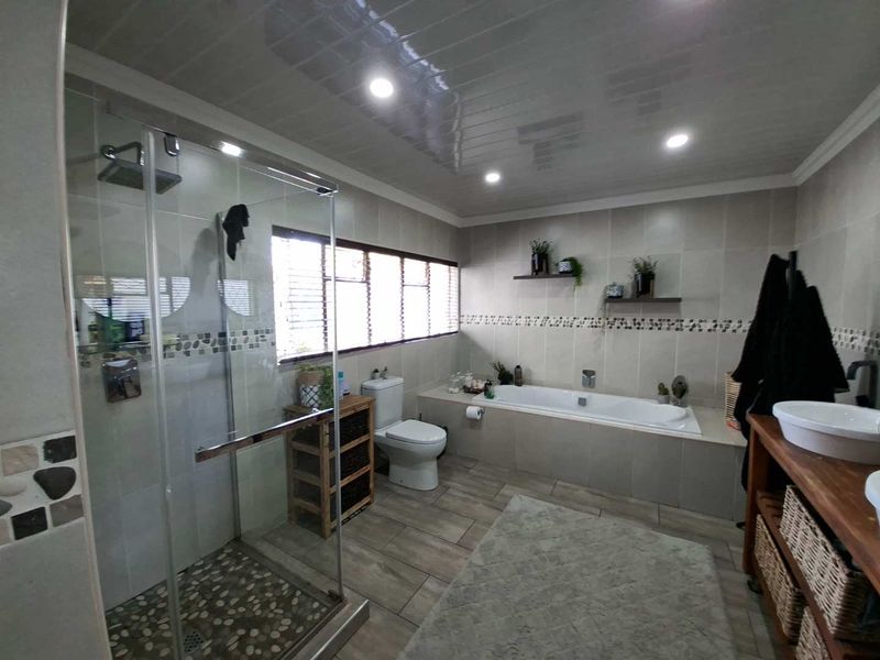 Luxurious Modern Home for Sale - Photo 9