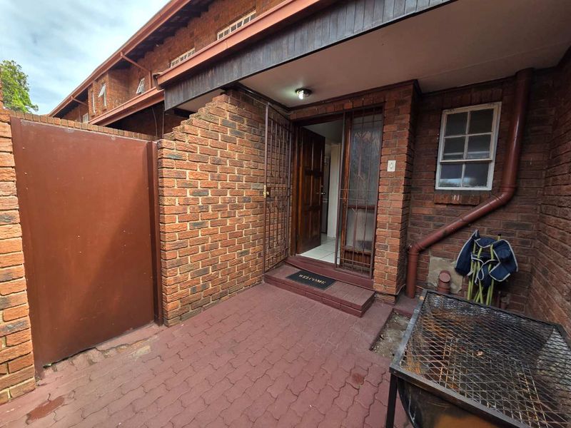 Spacious Duplex Available in Westwood Place - Photo 3