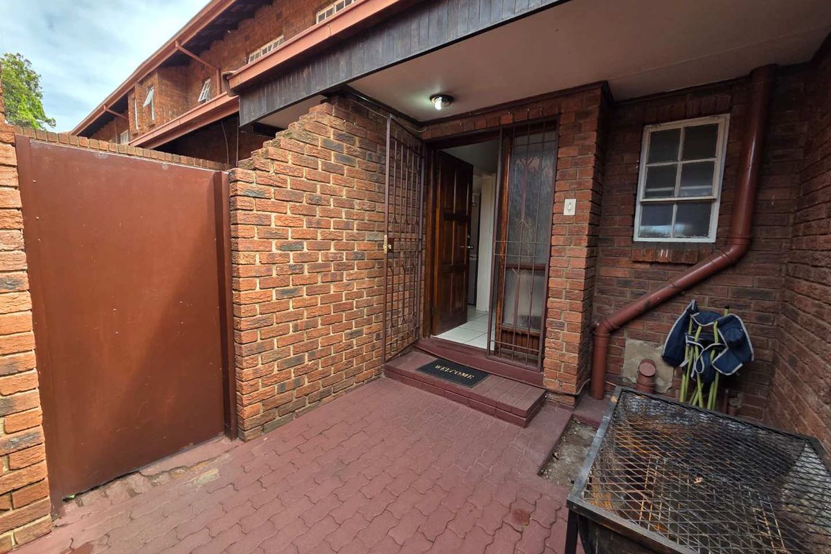 Spacious Duplex Available in Westwood Place - Photo 3