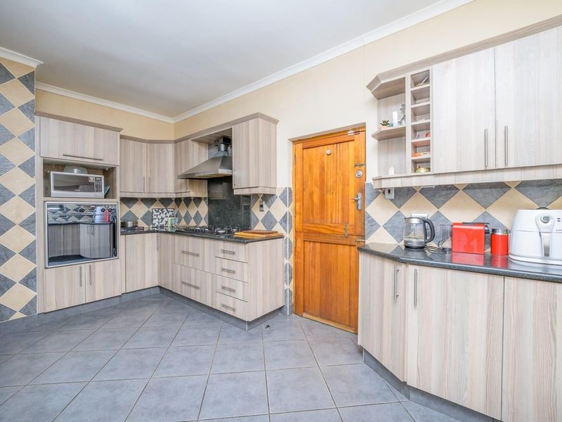 Spacious Ocean View Home with Pool, Sea Views PLUS 1 BED GRANNY COTTAGE! - Photo 7