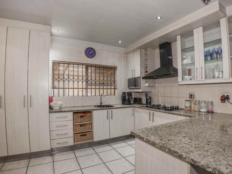 3 Bedroom House, Brackenfell - Photo 7