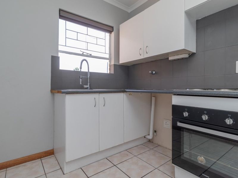 The perfect lock up and go for young proffesional, close to Christiaan de Wet and important amneities, Wilgeheuwel Hospital, Clearwater Mall - Photo 8